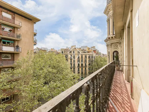 4 Bedrooms Apartment in Rosselló