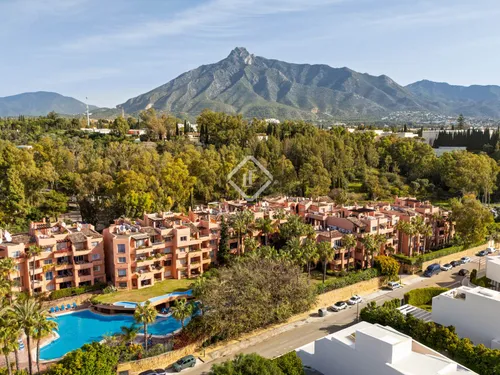 Elegant 2-bedroom apartment with breathtaking sea views for sale on Marbella’s Golden Mile