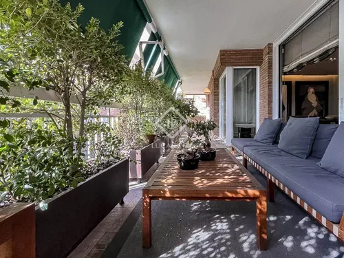 5 Bedroom apartment with 27m² terrace for sale in Tres Torres, Barcelona