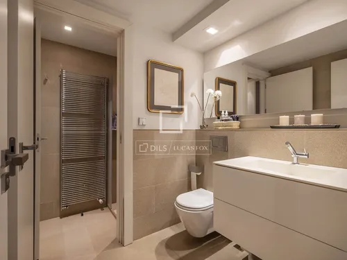 6 Bedrooms House / Villa in Avinguda Esplugues