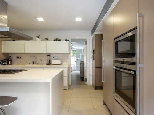 6 Bedrooms House / Villa in Avinguda Esplugues