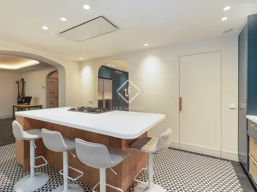 4 Bedrooms Apartment in Balmes