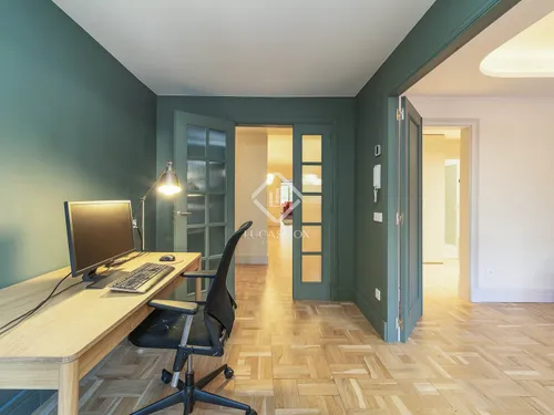 4 Bedrooms Apartment in Balmes