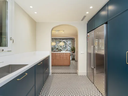 4 Bedrooms Apartment in Balmes