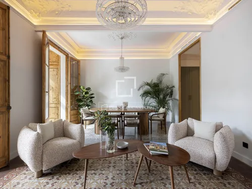 Excellent 2 Bedroom apartment with 35m² terrace for sale in Eixample Left, Barcelona