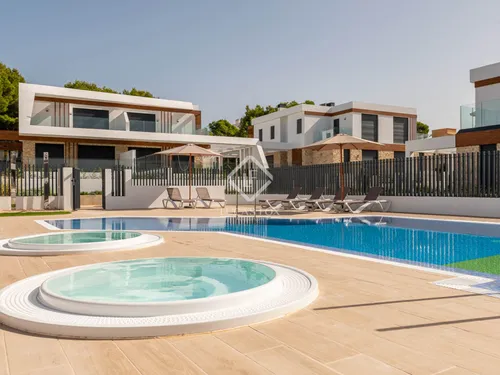 3 Bedrooms House / Villa in Carrer dels molls