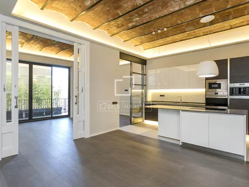 Apartment for sale on Rambla Catalunya: 3 en-suite bedrooms (including 1 with a dressing room), plus a 15 m² terrace with a storage room.