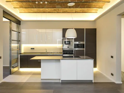 Apartment for sale on Rambla Catalunya: 3 en-suite bedrooms (including 1 with a dressing room), plus a 15 m² terrace with a storage room.