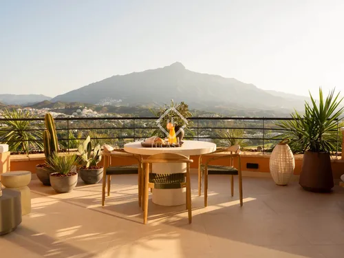 Fully renovated 3-bed penthouse in Magna Marbella with panoramic sea, mountain & golf views, rooftop pool, and turnkey luxury living