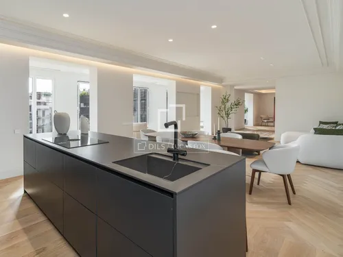 4 Bedrooms Apartment in Consell de Cent