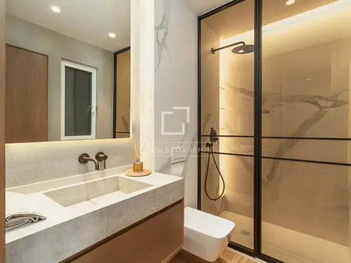 4 Bedrooms Apartment in Consell de Cent