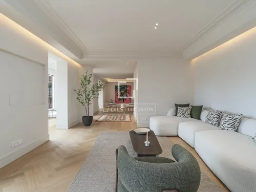 4 Bedrooms Apartment in Consell de Cent