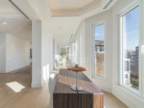 4 Bedrooms Apartment in Consell de Cent