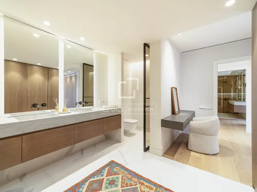 4 Bedrooms Apartment in Consell de Cent