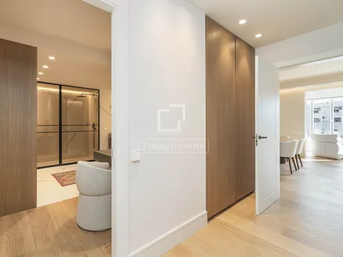 4 Bedrooms Apartment in Consell de Cent