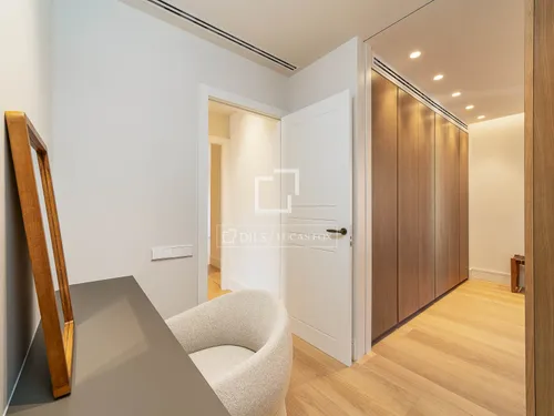 4 Bedrooms Apartment in Consell de Cent