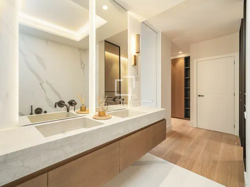 4 Bedrooms Apartment in Consell de Cent