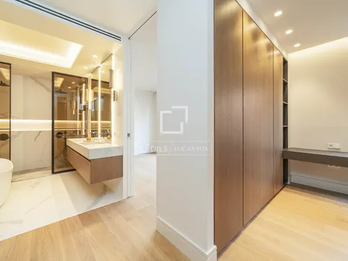 4 Bedrooms Apartment in Consell de Cent