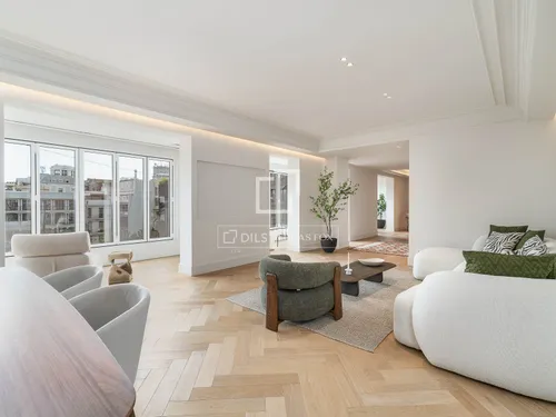 4 Bedrooms Apartment in Consell de Cent