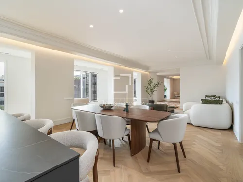 4 Bedrooms Apartment in Consell de Cent