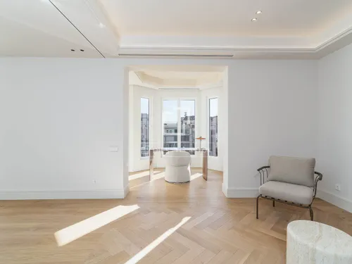 4 Bedrooms Apartment in Consell de Cent