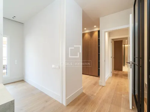 4 Bedrooms Apartment in Consell de Cent