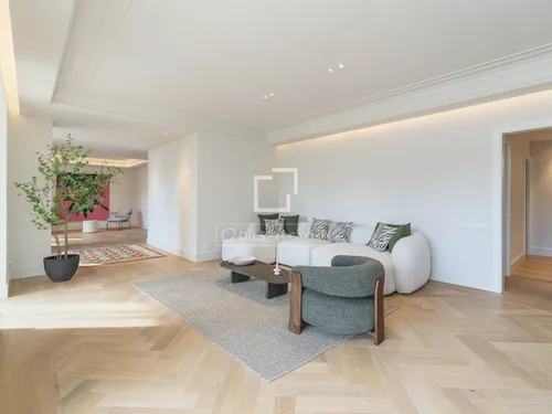 4 Bedrooms Apartment in Consell de Cent