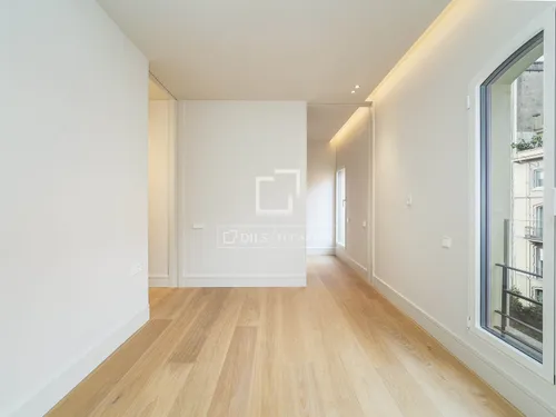 4 Bedrooms Apartment in Consell de Cent