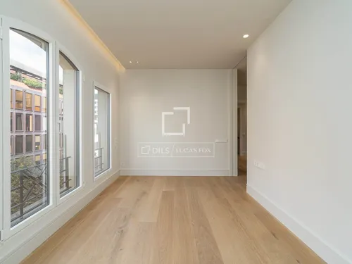 4 Bedrooms Apartment in Consell de Cent