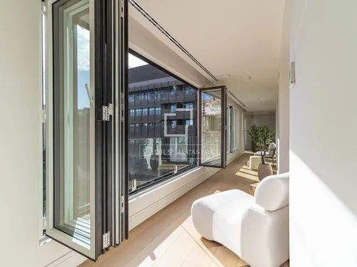 4 Bedrooms Apartment in Consell de Cent