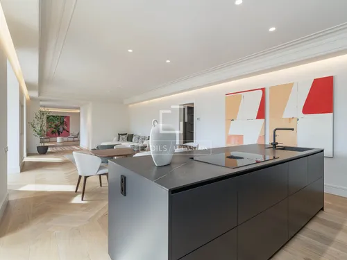 4 Bedrooms Apartment in Consell de Cent