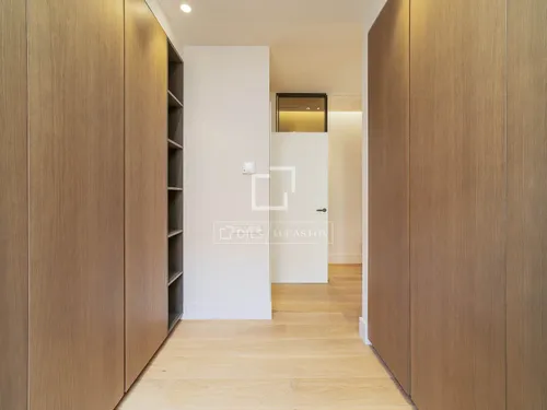 4 Bedrooms Apartment in Consell de Cent