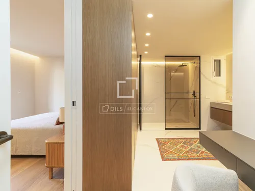 4 Bedrooms Apartment in Consell de Cent