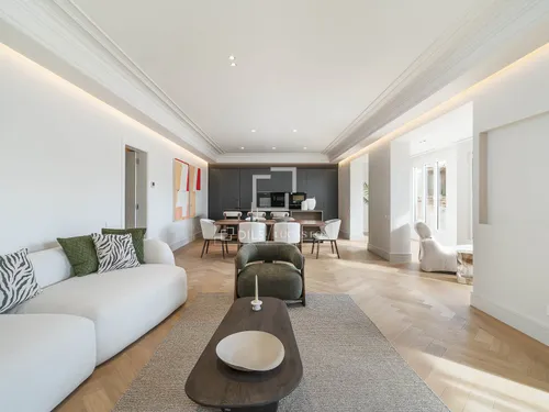 4 Bedrooms Apartment in Consell de Cent