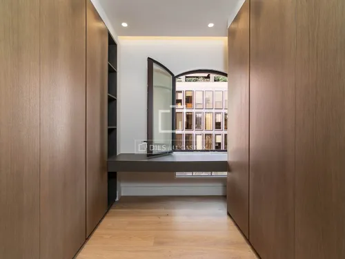 4 Bedrooms Apartment in Consell de Cent