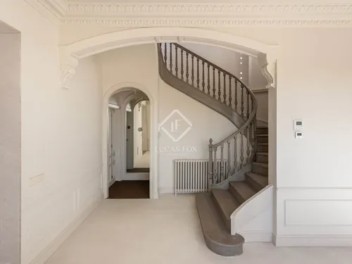 4 Bedrooms Apartment in Muntaner