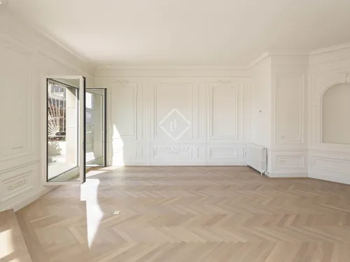 4 Bedrooms Apartment in Muntaner