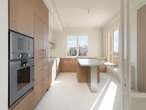 4 Bedrooms Apartment in Muntaner