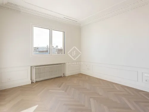 4 Bedrooms Apartment in Muntaner