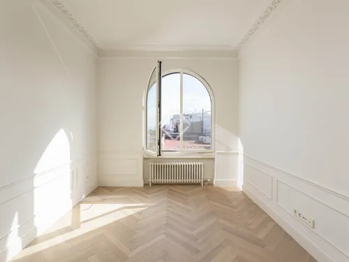 4 Bedrooms Apartment in Muntaner