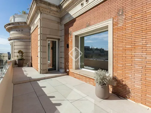 4 Bedrooms Apartment in Muntaner