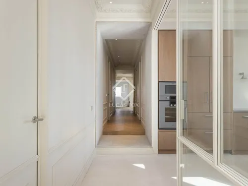 4 Bedrooms Apartment in Muntaner