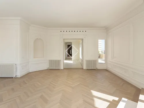 4 Bedrooms Apartment in Muntaner