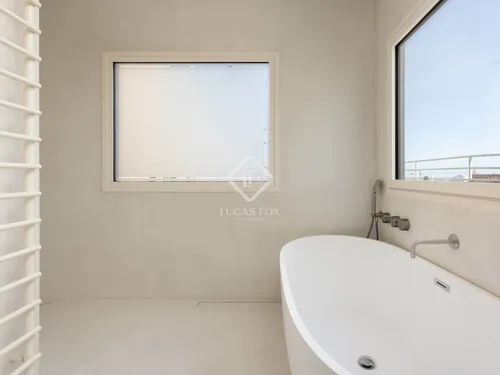 4 Bedrooms Apartment in Muntaner