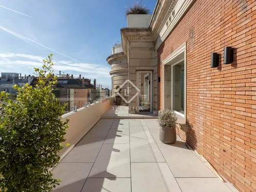 4 Bedrooms Apartment in Muntaner