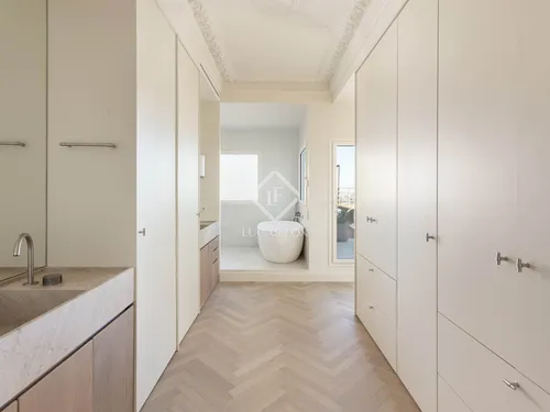 4 Bedrooms Apartment in Muntaner