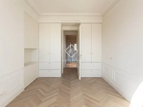 4 Bedrooms Apartment in Muntaner