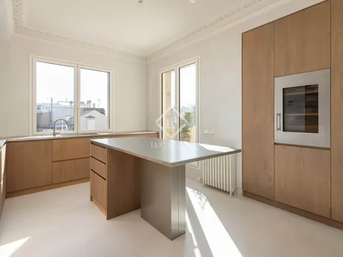 4 Bedrooms Apartment in Muntaner