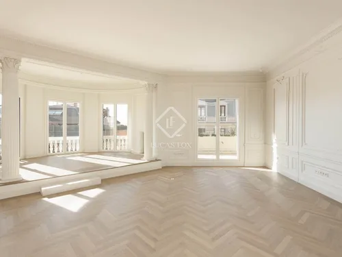 4 Bedrooms Apartment in Muntaner