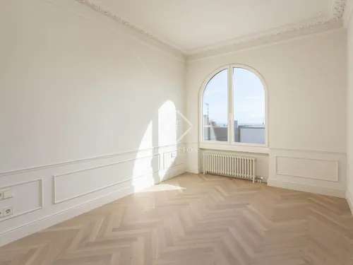 4 Bedrooms Apartment in Muntaner